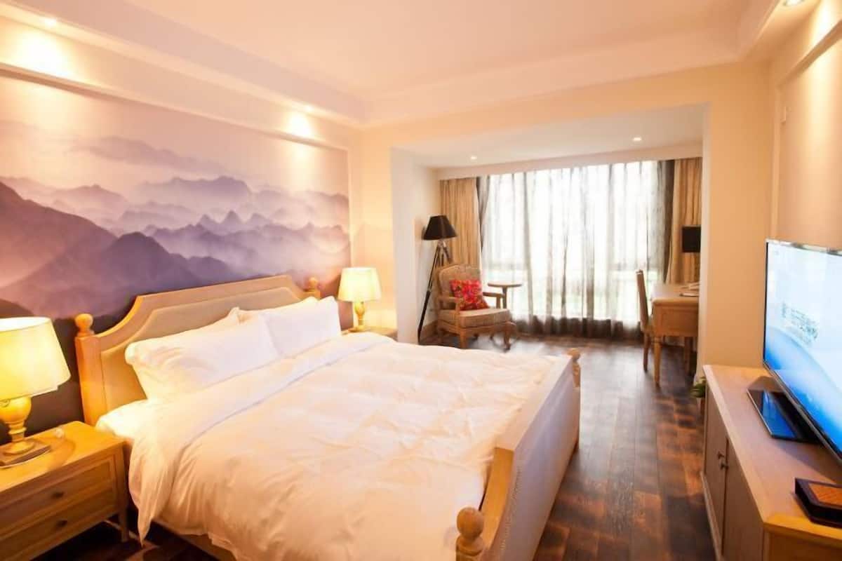Hypo-allergenic bedding, desk, laptop workspace, free WiFi