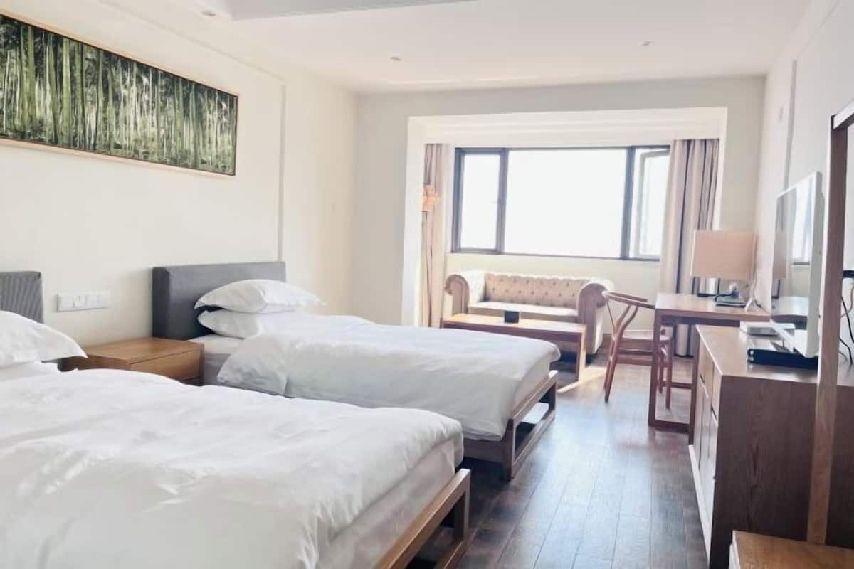 Hypo-allergenic bedding, desk, laptop workspace, free WiFi