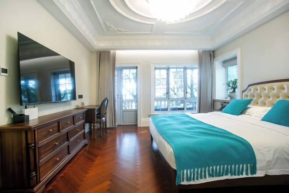 Hypo-allergenic bedding available, desk, laptop workspace, WiFi (free)