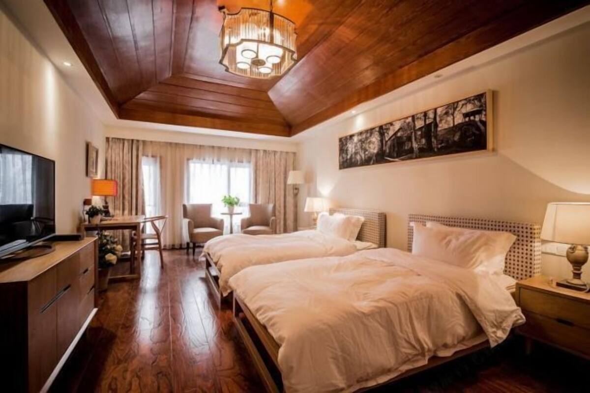 Hypo-allergenic bedding, desk, laptop workspace, free WiFi