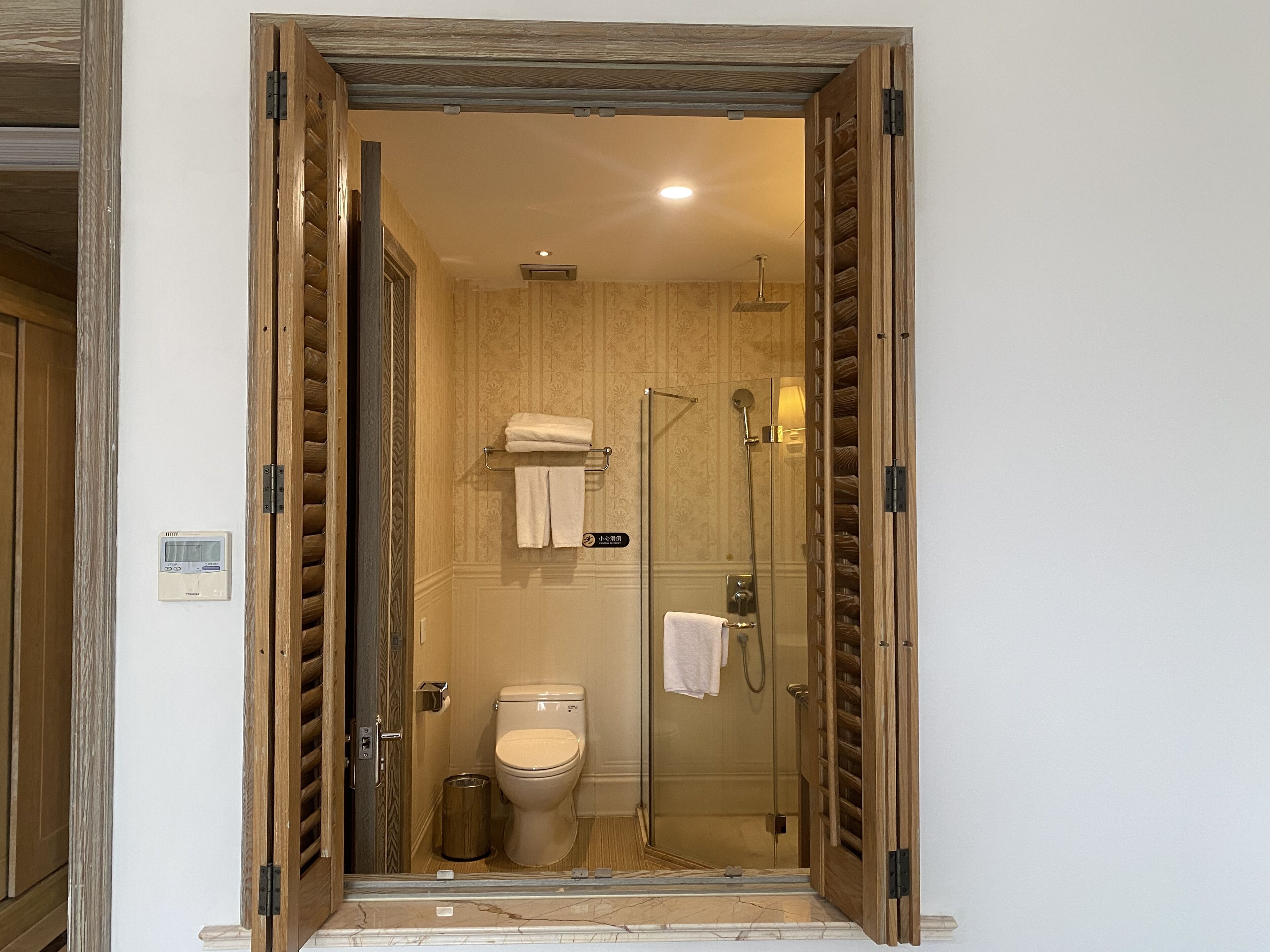 Superior Twin Room | Bathroom | Rainfall showerhead, free toiletries, hair dryer, towels