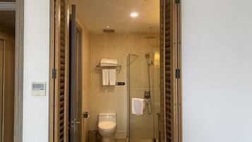 Superior Twin Room | Bathroom | Rainfall showerhead, free toiletries, hair dryer, towels