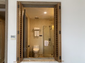 Habitación superior con 2 camas individuales | Baño | Regadera tipo lluvia, amenidades de baño gratuitas, secadora de cabello 