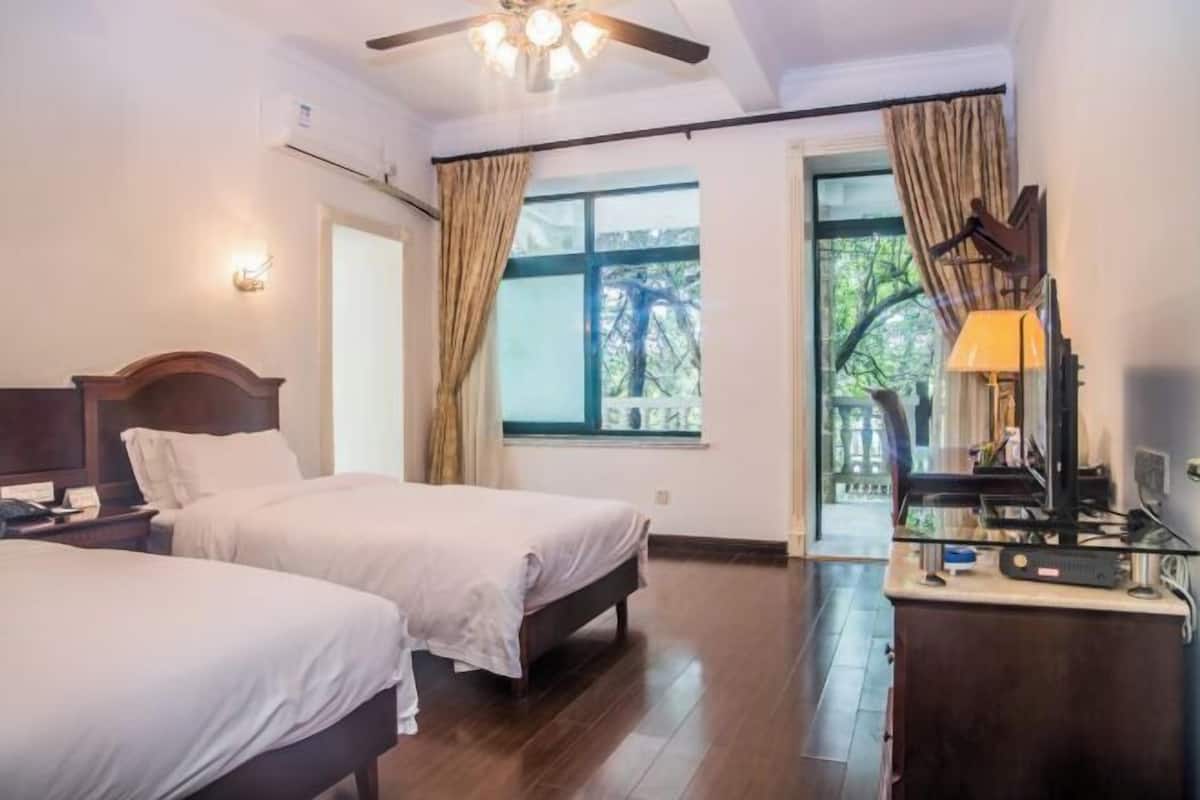 Hypo-allergenic bedding, desk, laptop workspace, free WiFi