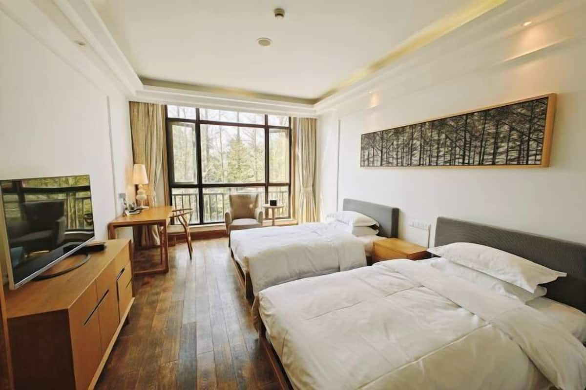 Hypo-allergenic bedding, desk, laptop workspace, free WiFi