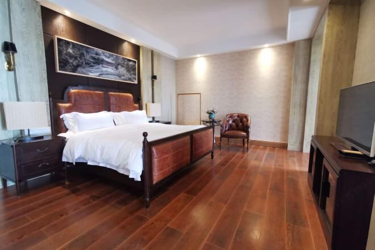 Hypo-allergenic bedding, desk, laptop workspace, free WiFi
