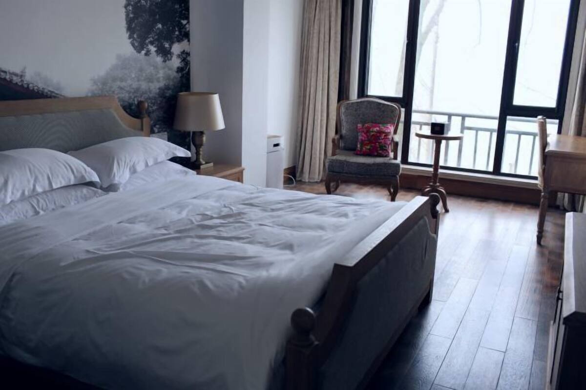 Hypo-allergenic bedding available, desk, laptop workspace, WiFi (free)