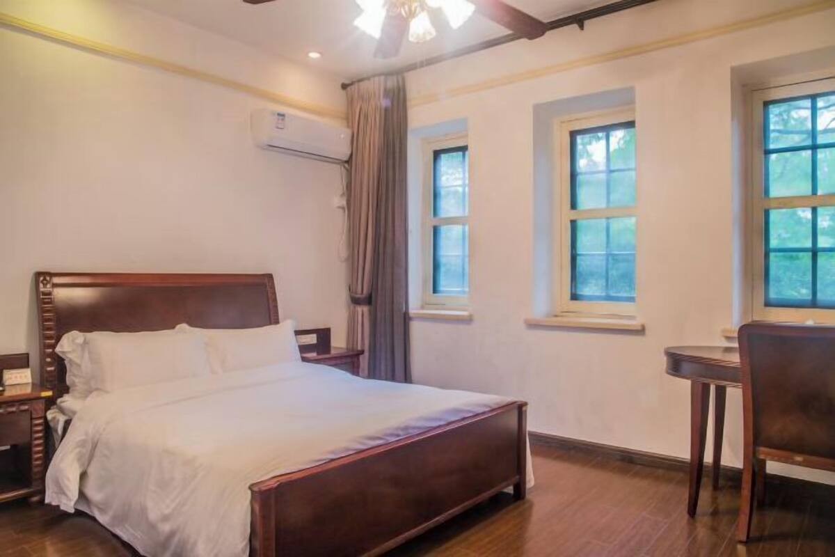 Hypo-allergenic bedding available, desk, laptop workspace, WiFi (free)