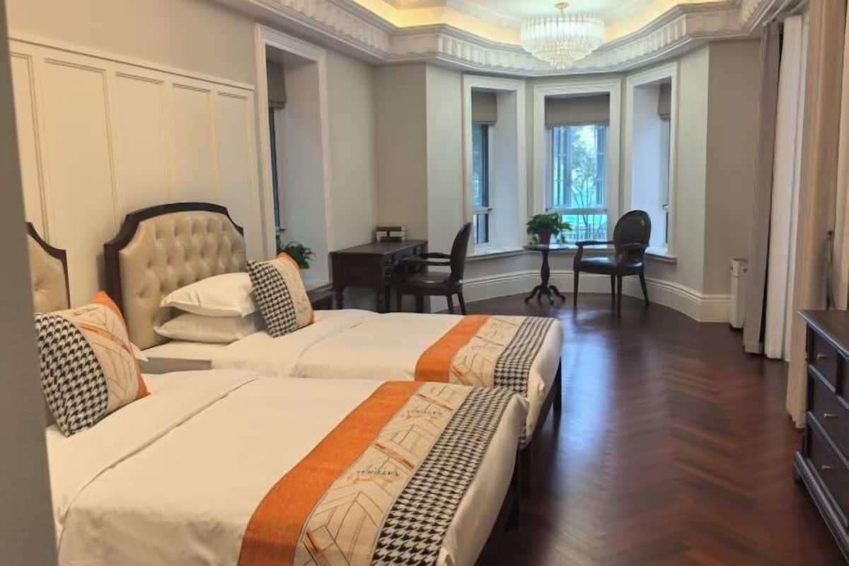 Hypo-allergenic bedding, desk, laptop workspace, free WiFi