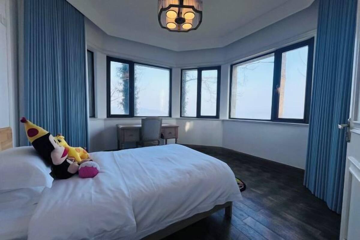 Hypo-allergenic bedding, desk, laptop workspace, free WiFi