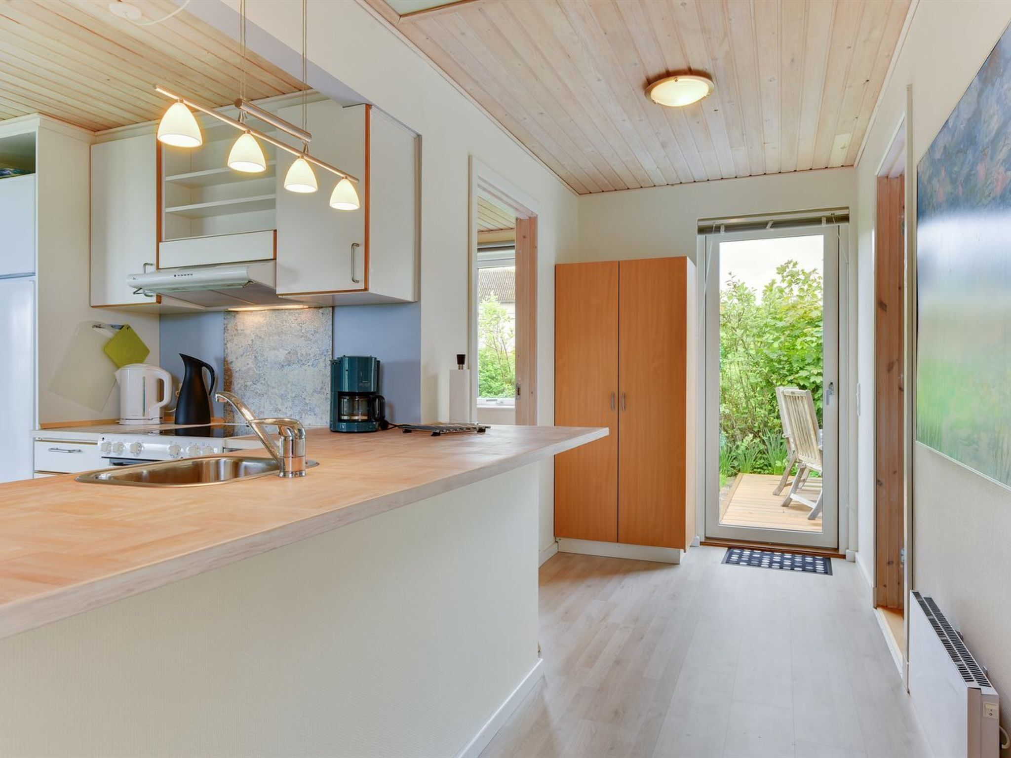 Kylskåp, ugn, diskmaskin och barnstol