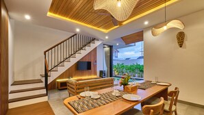 Biệt thự Deluxe | Khu vực ăn uống tại phòng