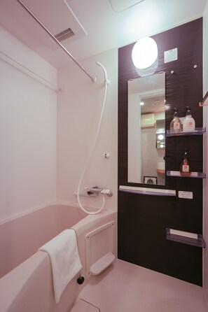 Amenidades de baño gratuitas, secadora de cabello, pantuflas, toallas 