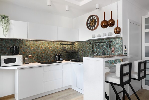 Fridge, microwave, stovetop, dishwasher