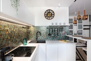 Fridge, microwave, stovetop, dishwasher
