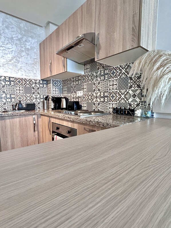 Ofen, Herdplatte, Wasserkocher mit Kaffee-/Teezubehör, Wasserkocher