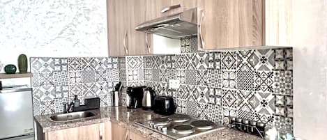 Oven, stovetop, coffee/tea maker, electric kettle