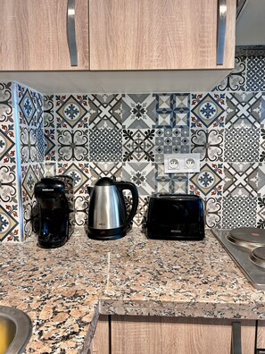 Four, plaque de cuisson, cafetière/bouilloire, bouilloire électrique