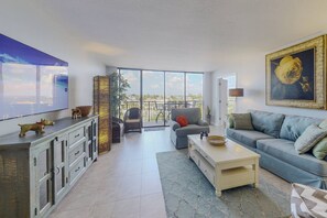 TV - Island Living! Beachfront Condo. Local Art. Heated Pool, Tennis, Spacious, Private & Secure. (Treasure Island)