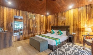 Premium Room | Desk, blackout drapes, soundproofing, iron/ironing board