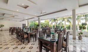 Restaurant - Treebo Tiger Pug Mark Resort with Pool (Kaladhungi)