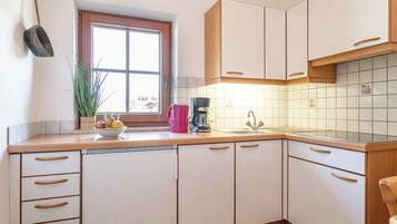 Kühlschrank, Herdplatte, Wasserkocher mit Kaffee-/Teezubehör