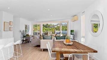 Apartment, 2 Bedrooms, Pets not allowed, River View | In-room dining