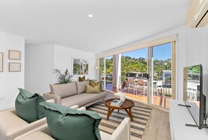 Apartment, 2 Schlafzimmer, Haustiere nicht gestattet, Flussblick | Wohnbereich | 45-Zoll-Flachbildfernseher mit Kabelempfang, Netflix, Streaming-Dienste