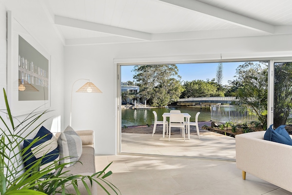 Appartement, 2 slaapkamers, huisdieren toegestaan, uitzicht op rivier | Woonruimte | Een 45-inch flatscreentelevisie met kabelzenders en Netflix