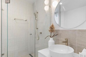Appartement, 2 chambres, animaux de compagnie acceptés, vue fleuve | Salle de bain