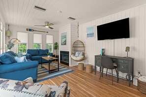 Una Smart TV, una chimenea, una oficina