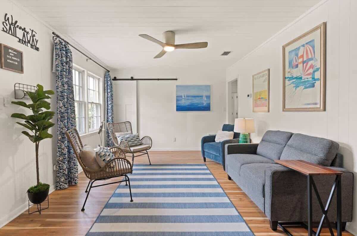 Een smart-tv, een open haard en een kantoor