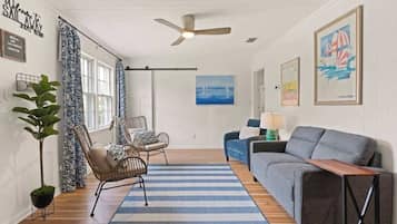 Een smart-tv, een open haard en een kantoor