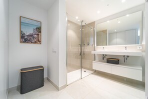 Douche, sèche-cheveux, serviettes fournies
