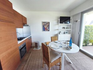 Kühlschrank, Ofen, Geschirrspüler, Kochgeschirr/Geschirr/Besteck