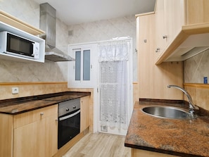Fridge, microwave, oven, coffee/tea maker