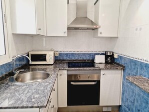 Fridge, microwave, oven, coffee/tea maker - VILLA DEL MAR II, BAJOS (El Vendrell)