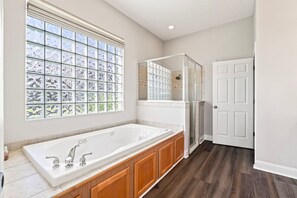 Hair dryer, towels, toilet paper - Waterfront Oasis - 5 bedrooms, private pool and 2 docks (Jacksonville)