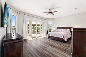5 bedrooms, desk, iron/ironing board, travel crib