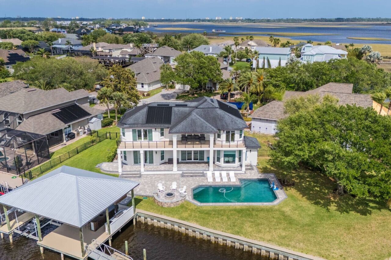 Waterfront Oasis - 5 bedrooms, private pool and 2 docks
