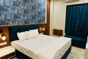 Free WiFi, bed sheets - Hotel Ratnam Palace (Maheshwar)