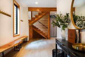 Interior - 3 Bedroom Lux Home w/ Hot Tub and Chefs Kitchen! (Glacier)