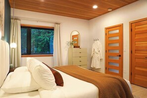 3 bedrooms, iron/ironing board, free WiFi, bed sheets - Mt Baker Luxe Chalet: Hot Tub, King Suites, Pet Friendly (Glacier)