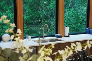 Interior - Mt Baker Luxe Chalet: Hot Tub, King Suites, Pet Friendly (Glacier)
