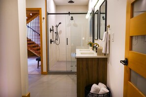 Hair dryer, towels - 3 Bedroom Lux Home w/ Hot Tub and Chefs Kitchen! (Glacier)