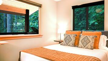 3 bedrooms, desk, iron/ironing board, travel crib