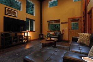 Smart TV, fireplace, foosball, table tennis - Ski, Soak, Stay! Hot Tub, Game Room w/Ping Pong & Foosball (Glacier)