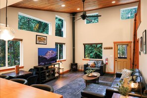 Smart TV, fireplace, foosball, table tennis - Ski, Soak, Stay! Hot Tub, Game Room w/Ping Pong & Foosball (Glacier)