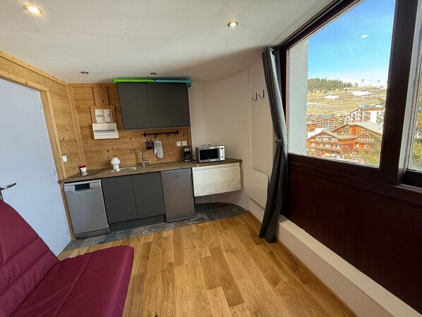 Geladeira, micro-ondas, lava-louças, cafeteira/chaleira