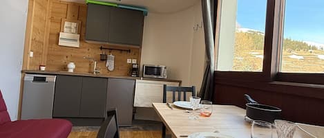 Fridge, microwave, dishwasher, coffee/tea maker